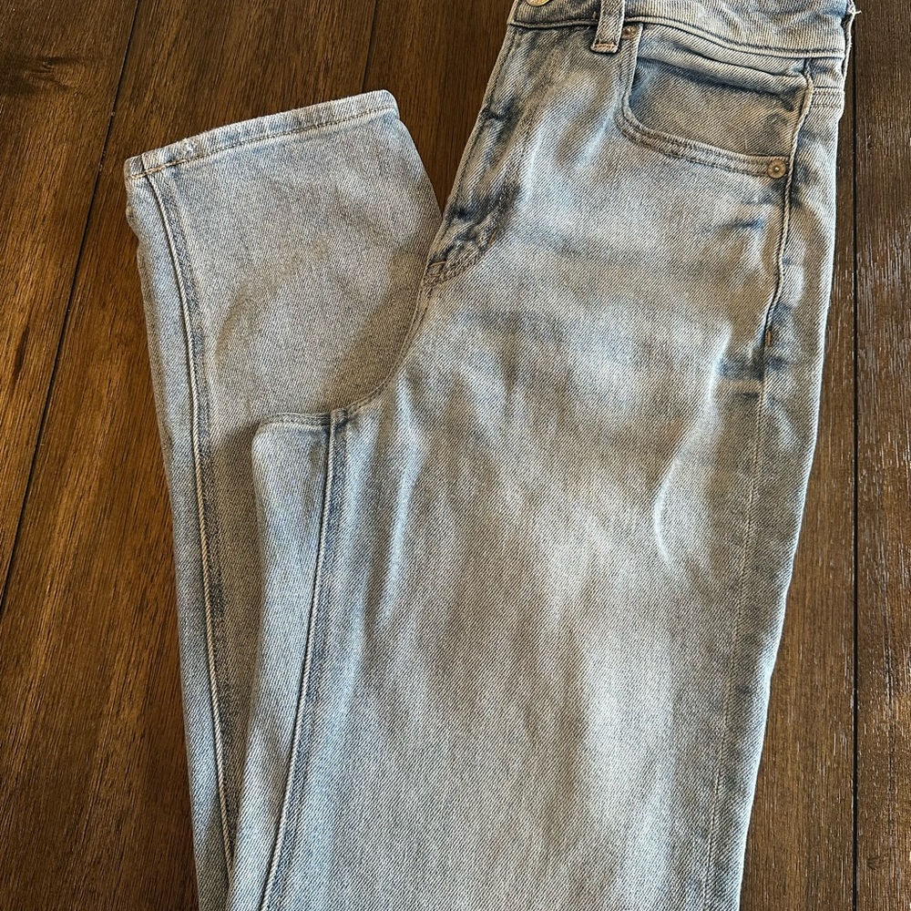 American Eagle Size 6 Long “Mom Jeans”